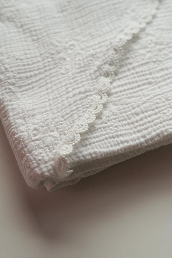 Baby-inbakerdoek-wit geborduurd-90x90 cm-handgemaakt-(Sweet baby Bedstraw ) — afbeelding 4