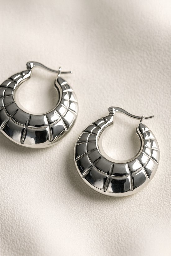 Lundholm Boucles d'Oreilles Femme grandes boucles d'oreilles argent – Acier Inoxydable Premium – Série Skye – Créoles Ajourées Argentées Statement (3,75 × 4,1 cm) – Étanche & Hypoallergénique – Emballage Cadeau Luxe Inclus