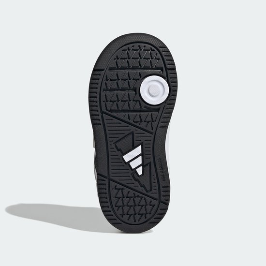 Zwarte buitenzool van een peuterschoen met grip-patroon en Adidas-logo.