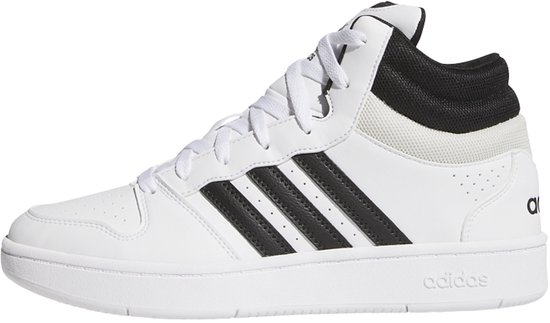 Rechter zijkant van de witte en zwarte Hoops Mid Classic basketbalschoen.