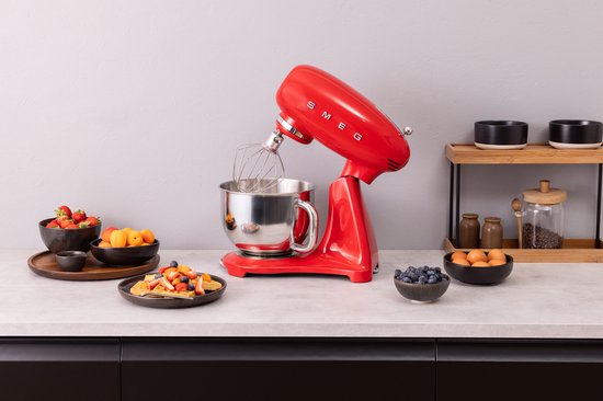 SMEG SMF05RDEU Keukenmachine - Keukenmixer - 1000W - 4,8L RVS Mengkom - 10 Snelheden - Planetaire Mengbeweging - Inclusief 4 Accessoires - '50s Style - Rood van SMEG — afbeelding 4