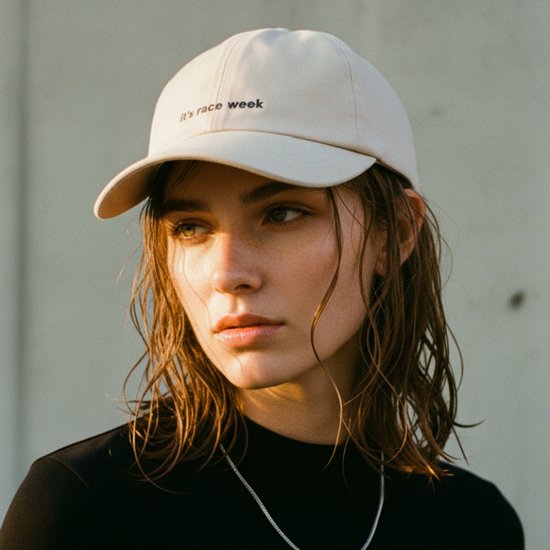 Casquette Pinnacle Lore – « C'est la semaine de la course » – Crème – Pour les fans de F1