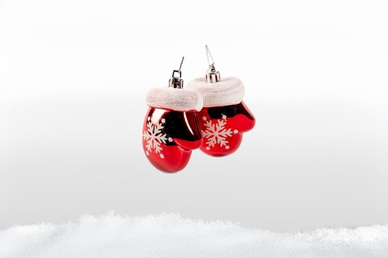 Twee rode kersthanger in de vorm van wanten met witte sneeuwvlokken en witte, berijpte randen.