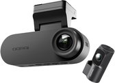 Zwarte DDPAI dashcam met lens en aparte achtercamera, op witte achtergrond.