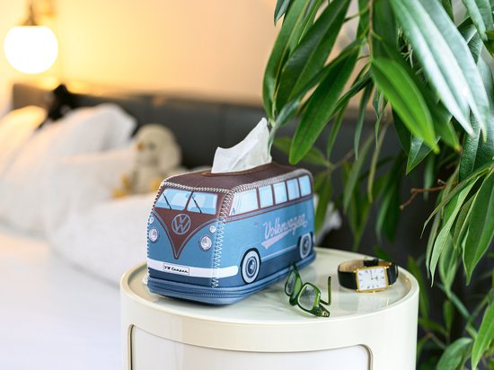 Blauwe Volkswagen T1 Bulli bus tissuebox op een bijzettafeltje, met bruine details, Volkswagen logo en 'Volkswagen' opschrift.