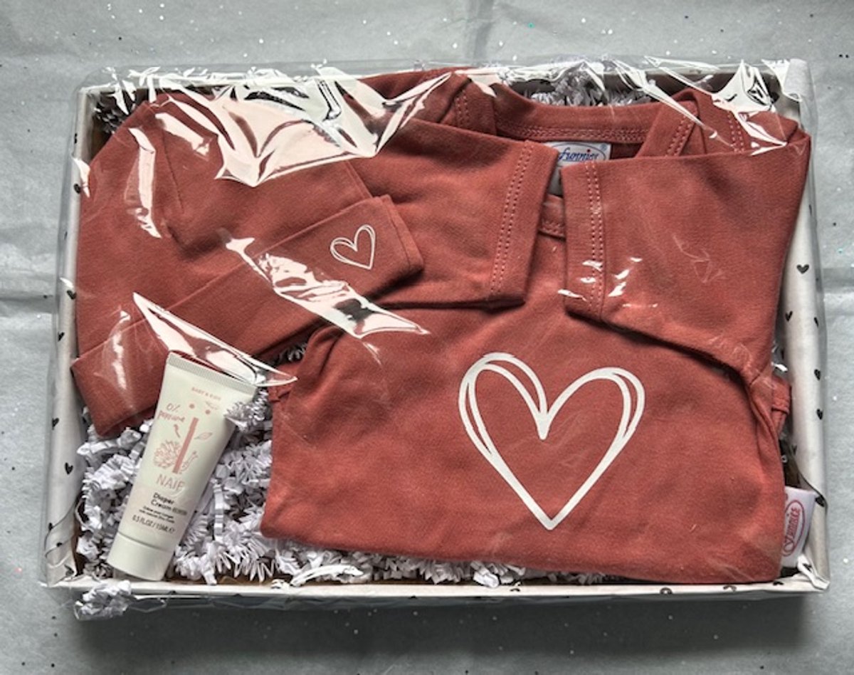 Kraamcadeau Set – Funnies Romper Oudroze met Hart + Mutsje met Hart + Mini Naïf Billencrème – Baby Cadeauset voor Meisje
