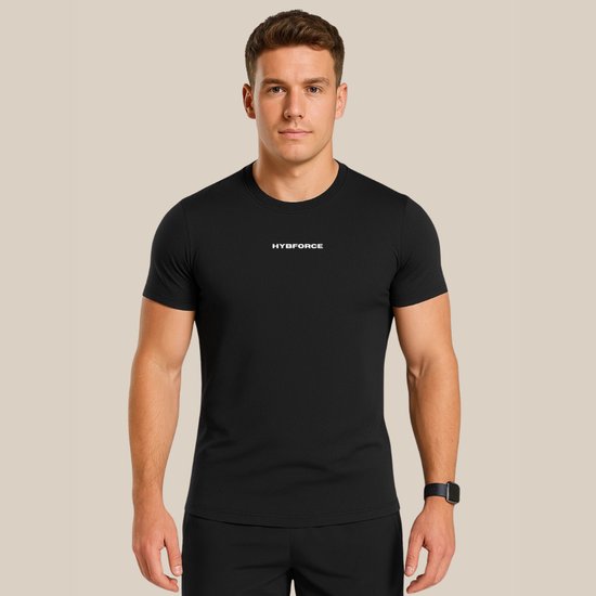 Man in zwart HYBFORCE sportshirt met korte mouwen. Gemaakt van stof met ventilerende gaatjes.