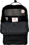 Open zwarte Fjällräven Kånken rugzak met laptopvak en binnenzak.