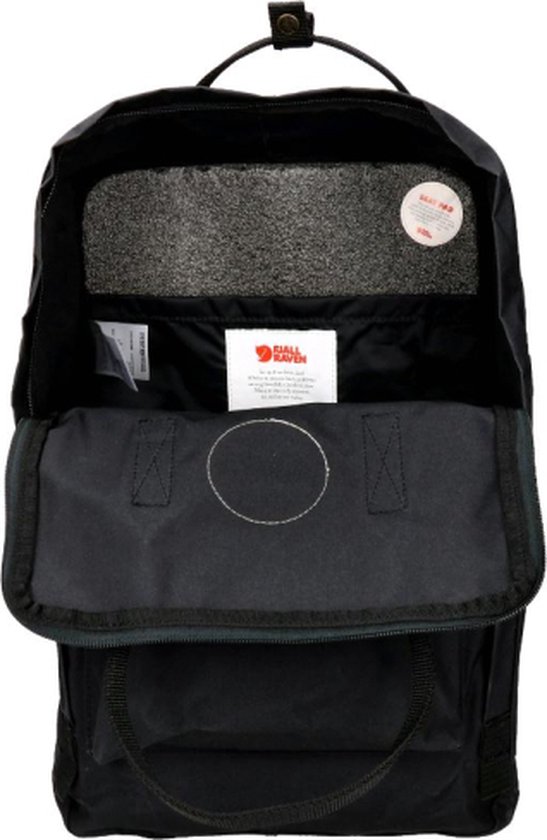 Open zwarte Fjällräven Kånken rugzak met laptopvak en binnenzak.