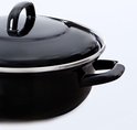 Close-up van de zwarte emaille braadpan met deksel en zilverkleurige rand.