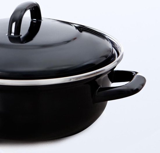 Close-up van de zwarte emaille braadpan met deksel en zilverkleurige rand.