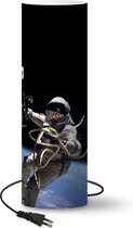 Lamp - Nachtlampje - Tafellamp slaapkamer - Ruimte - Astronaut - Aarde - 60 cm hoog - Ø19.1 cm - Inclusief LED lamp