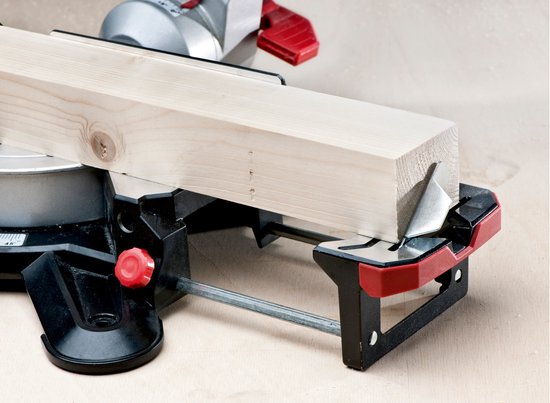 Close-up van een houten balk op een Metabo afkortzaag.
