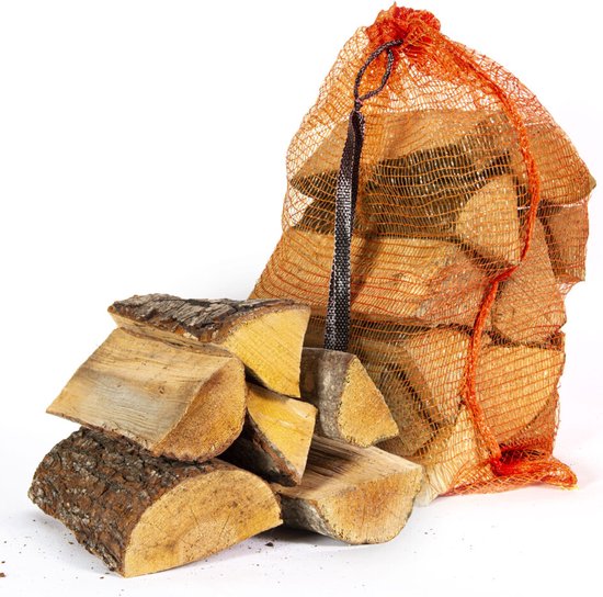 Een netzak met haardhout, gevuld met oranje net, met een greep eraan. Losse stukken hout liggen ervoor.