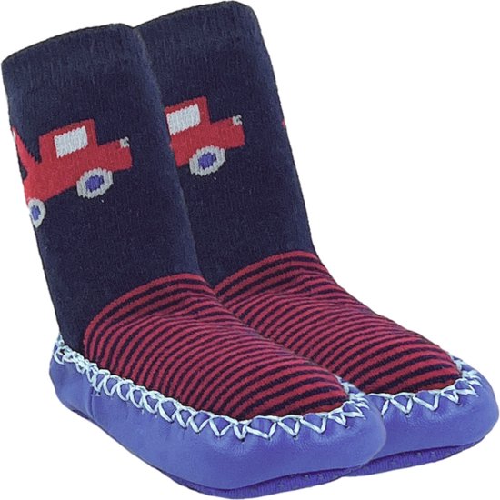 Marineblauwe babyslofjes met rode autootjes en rode strepen. De rand is afgewerkt met witte stiksels en de zool is blauw.