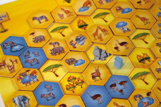 Zeshoekige tegels van het Savannah Park spel, met dieren als zebra's, neushoorns, giraffen, struisvogels en gieren.