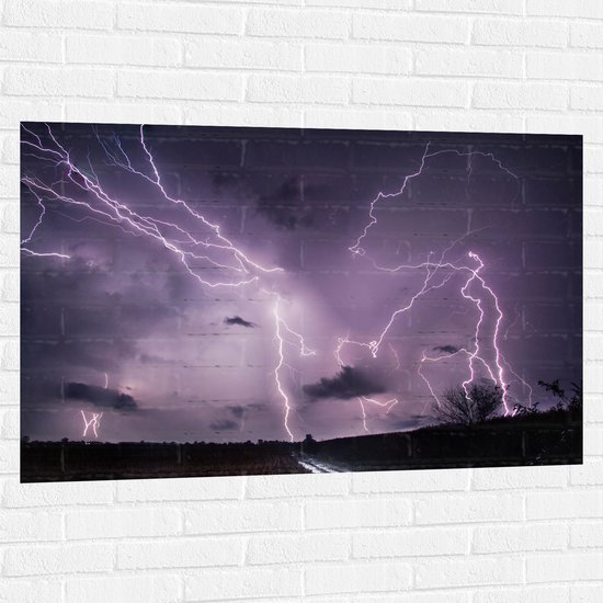 WallClassics - Muursticker - Donkere Lucht vol Paarse Lichtflitsen - 120x80 cm Foto op Muursticker