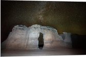WallClassics - Dibond - Rots met Poort in de Nacht - 90x60 cm Foto op Aluminium (Wanddecoratie van metaal)