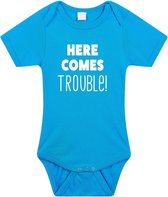 Here comes trouble tekst baby rompertje blauw jongens - Kraamcadeau - Babykleding 56