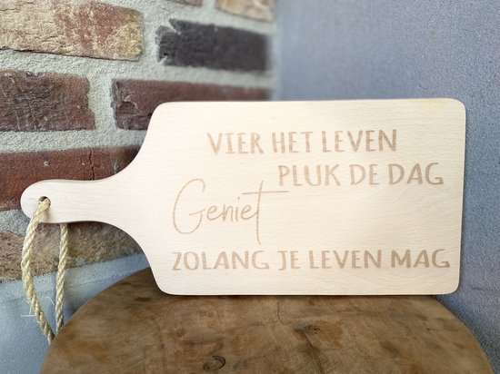 Serveerplankje met de tekst; Vier het leven, pluk de dag, geniet