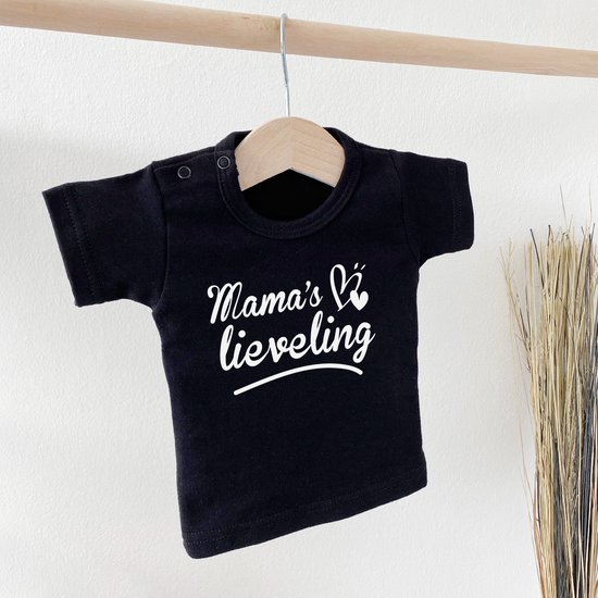 Kinder - t-shirt - Mama's lieveling - maat: 74 - kleur: zwart - 1 stuks - mama - moeder - kinderkleding - shirt - baby kleding - kinderkleding jongens - kinderkleding meisjes