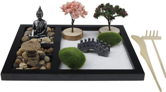 Winkrs | Zentuin Buddha met Kersenbloem Bomen | Boeddha, stenen, zand, struiken, bruggetje, boompjes en hark