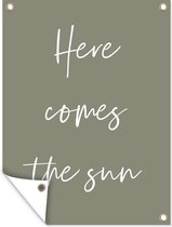 Tuinposter - Quotes - Here comes the sun - Zomer - Engels - Tekst - Spreuken - 90x120 cm - Tuinschilderij - Schutting decoratie - Tuindoek - Buitenposter