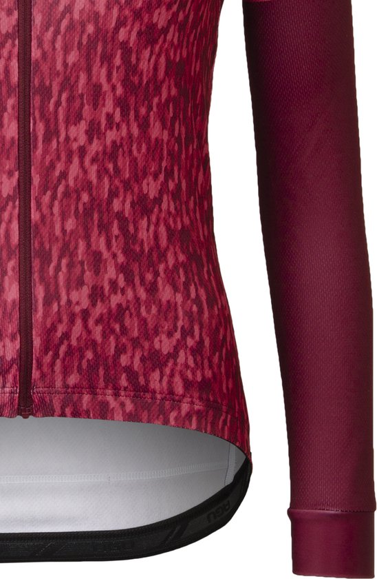 Detail van de voorkant van een rood fietsshirt met lange mouwen, met een abstract patroon en een rits.