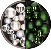 Kerstversiering kunststof kerstballen kleuren mix zilver/donkergroen 6-8-10 cm pakket van 44x stuks