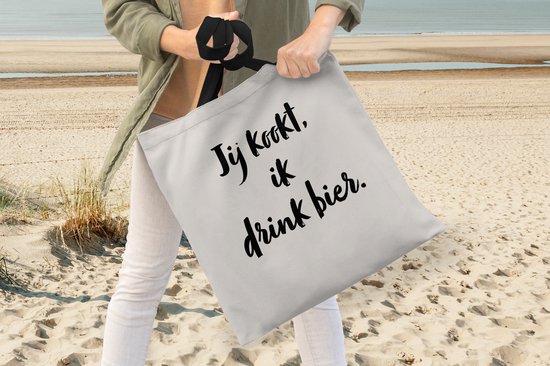 MuchoWow® Schoudertas - Strandtas - Big Shopper - Boodschappentas - Quote - Taupe - Jij kookt, ik drink bier - 45x45 cm - Katoenen tas