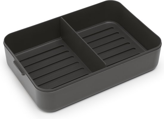 Donkergrijze kunststof lunchbox met een scheidingswand, verdeeld in twee grote vakken.