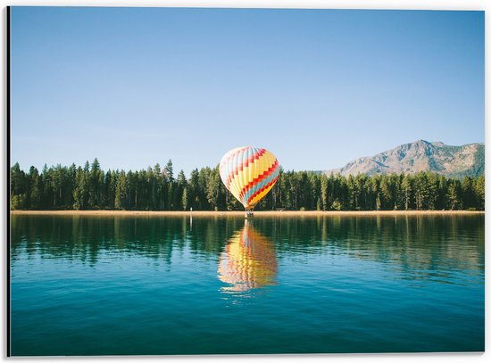 WallClassics - Dibond - Luchtballon landend op Strand aan Helderblauwe Zee - 40x30 cm Foto op Aluminium (Met Ophangsysteem)