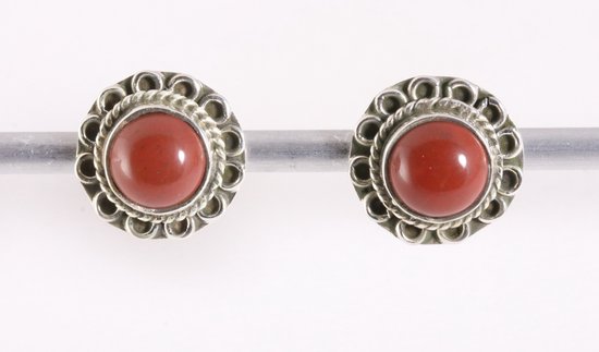 Fijne bewerkte zilveren oorstekers met rode jaspis