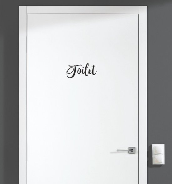 Zwarte "Toilet" deursticker in sierlijk lettertype op een witte deur.