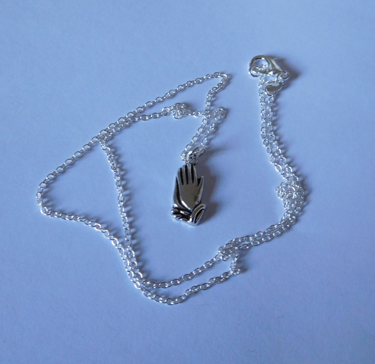 Ketting met hanger biddende handen zilverkleur.
