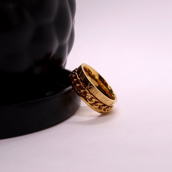 Gouden ring met schakelketting detail en Romeinse cijfers.