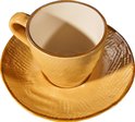 Geel espressokopje met textuur op een gele schotel met textuur, gouden randen.