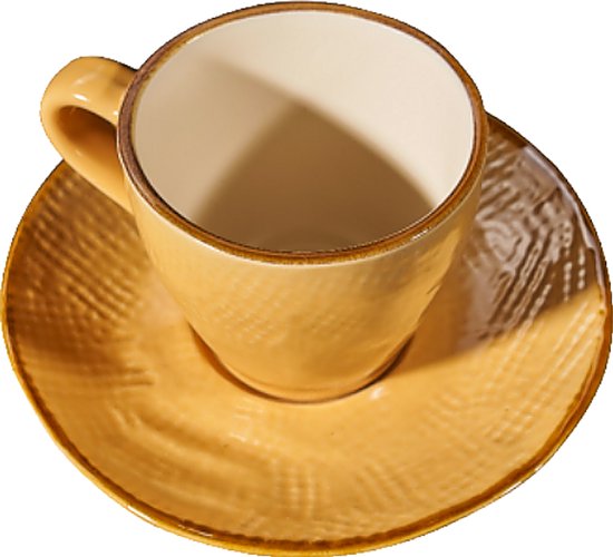 Geel espressokopje met textuur op een gele schotel met textuur, gouden randen.