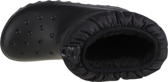 Binnenzijde van een zwarte Crocs kinder sneeuwlaars met zachte voering en ruime opening.