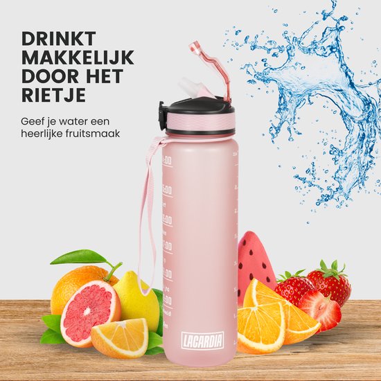Roze drinkfles met tijdmarkeringen, rietje en fruit zoals sinaasappels en aardbeien.