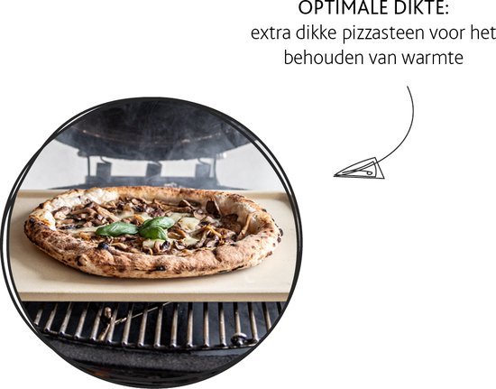 Grote pizza met champignons en basilicum op een dikke beige pizzasteen, boven een barbecue.
