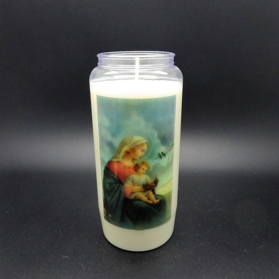 Une bougie blanche de neuf jours avec une image de Marie et l'enfant Jésus. Marie porte une robe rouge et une cape bleue, l'enfant tient une grappe de raisin.