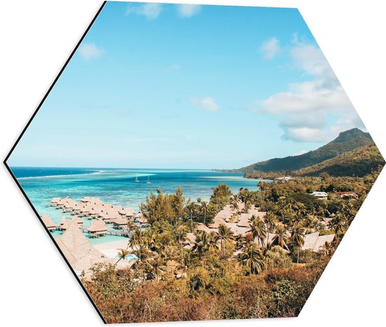 WallClassics - Dibond Hexagon - Hutten in het Water bij Tropisch Eiland - 50x43.5 cm Foto op Hexagon (Met Ophangsysteem)