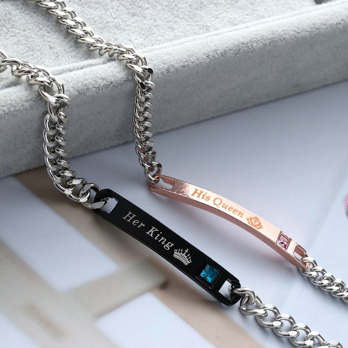 Fler® | Paar roestvrij stalen armbanden voor koppels | Gegraveerde Tekst | Zwart met blauw Strass kristal met tekst ‘Her King’ voor hem | Rose Goud met roze Strass kristal met tekst ‘His Queen’ voor haar | Lengte: 'Her King' 21cm & 'His Queen' 17cm
