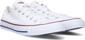 Paar witte lage Converse sneakers, met rode en blauwe strepen op de zool.
