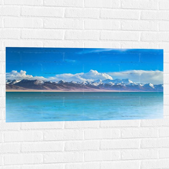 WallClassics - Muursticker - Bergen met Wolken aan het Water - 100x50 cm Foto op Muursticker