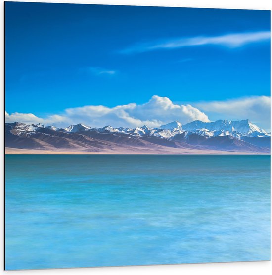 WallClassics - Dibond - Bergen met Wolken aan het Water - 100x100 cm Foto op Aluminium (Met Ophangsysteem)