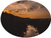 WallClassics - PVC Schuimplaat Ovaal - Rivier tussen de Bossen met Zonsondergang - 96x72 cm Foto op Ovaal  (Met Ophangsysteem)