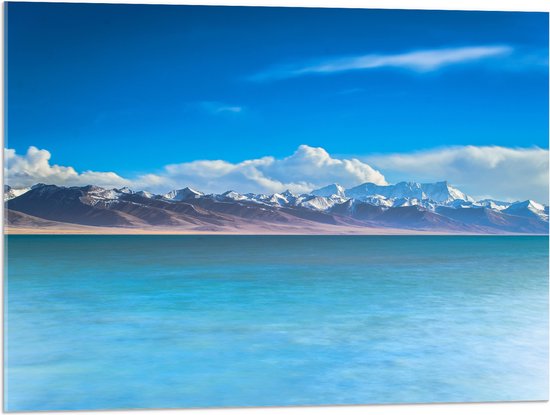 WallClassics - Acrylglas - Bergen met Wolken aan het Water - 80x60 cm Foto op Acrylglas (Wanddecoratie op Acrylaat)