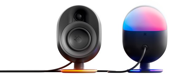 Zwarte satellite speaker met oranje verlichting en een achterspeaker met blauwe verlichting.